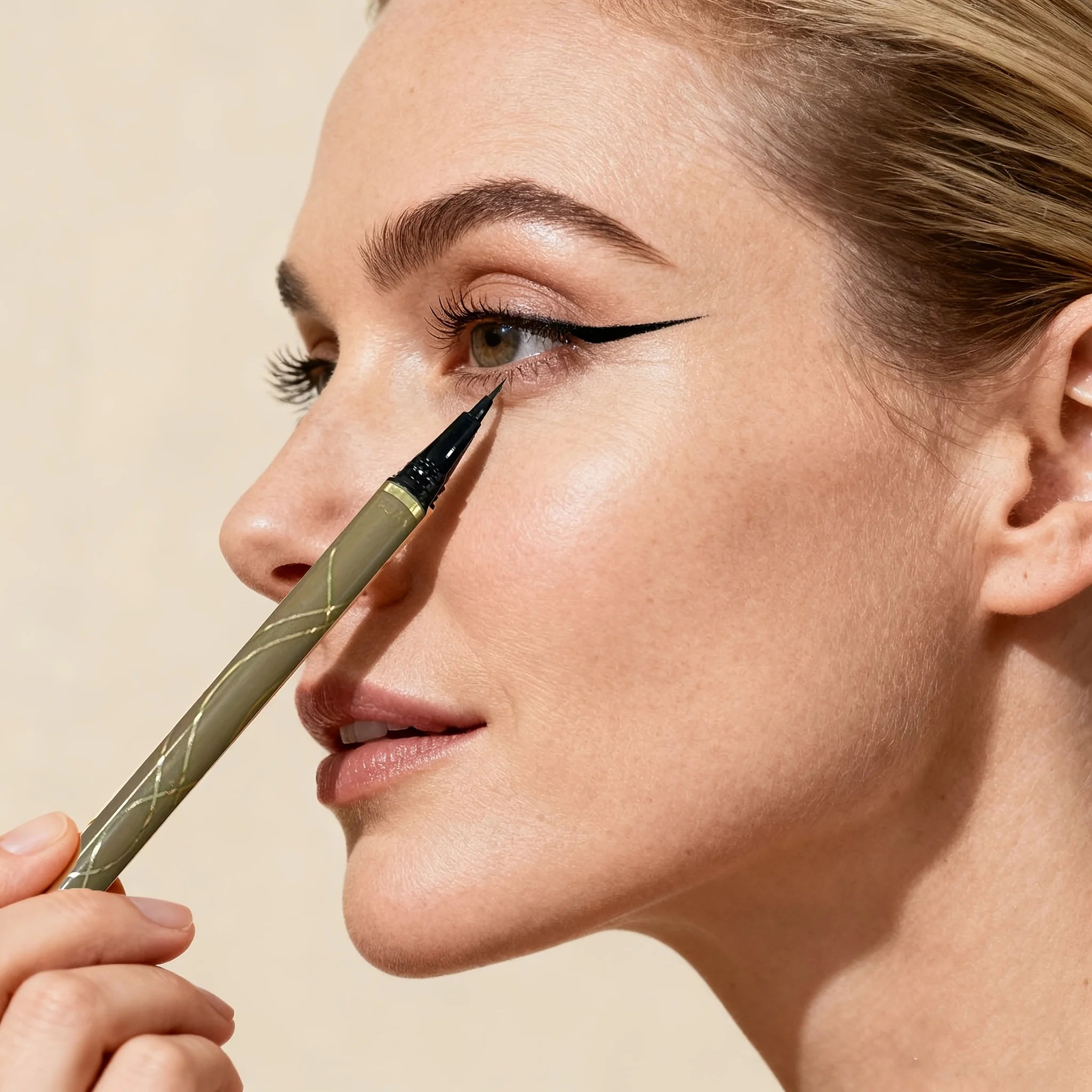 Long-Lasting Liquid Eyeliner Pen - Black Waterproof Fine Tip