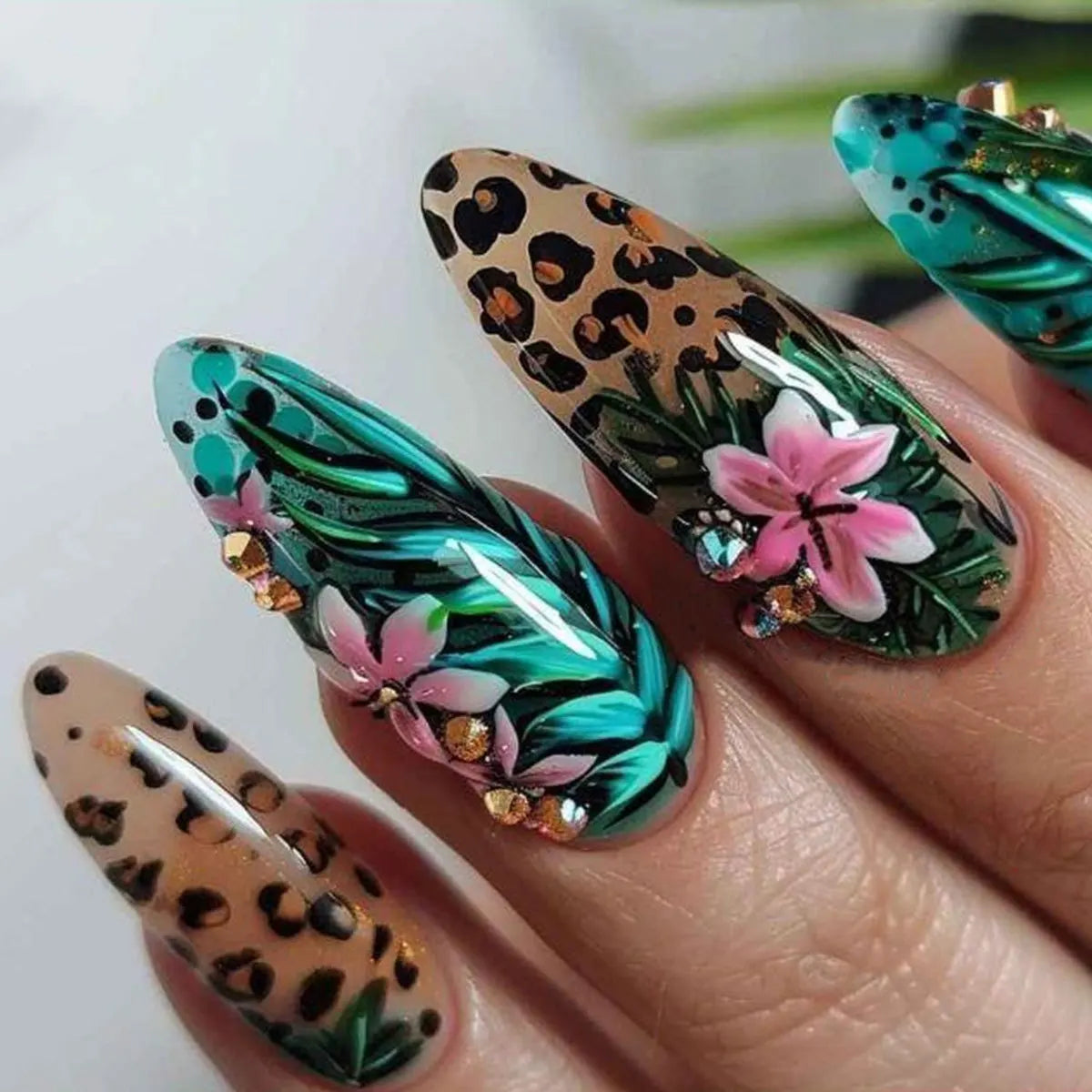 24pcs Glossy Almond False Nails Dark Green Forest Mushroom Pattern Press On Nails Gold Sequins French Style Wearable Fake Nail
