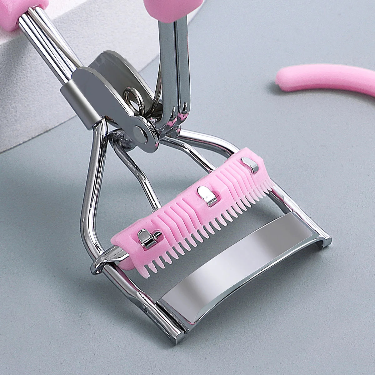 Portable eyelash curler with 5 silicone pads, pink stainless steel with comb curling tool for eyelash extension, eyelash curler