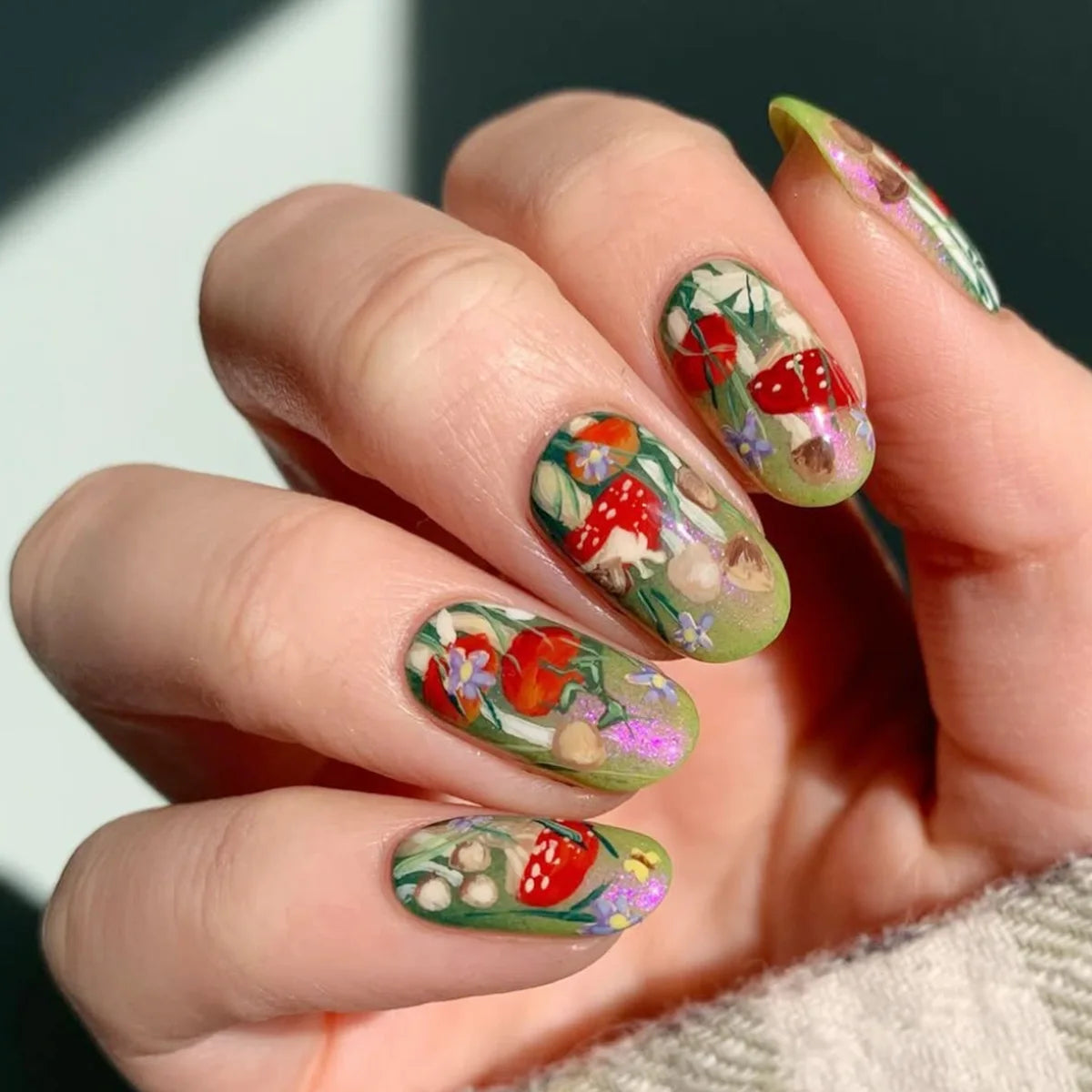24pcs Glossy Almond False Nails Dark Green Forest Mushroom Pattern Press On Nails Gold Sequins French Style Wearable Fake Nail