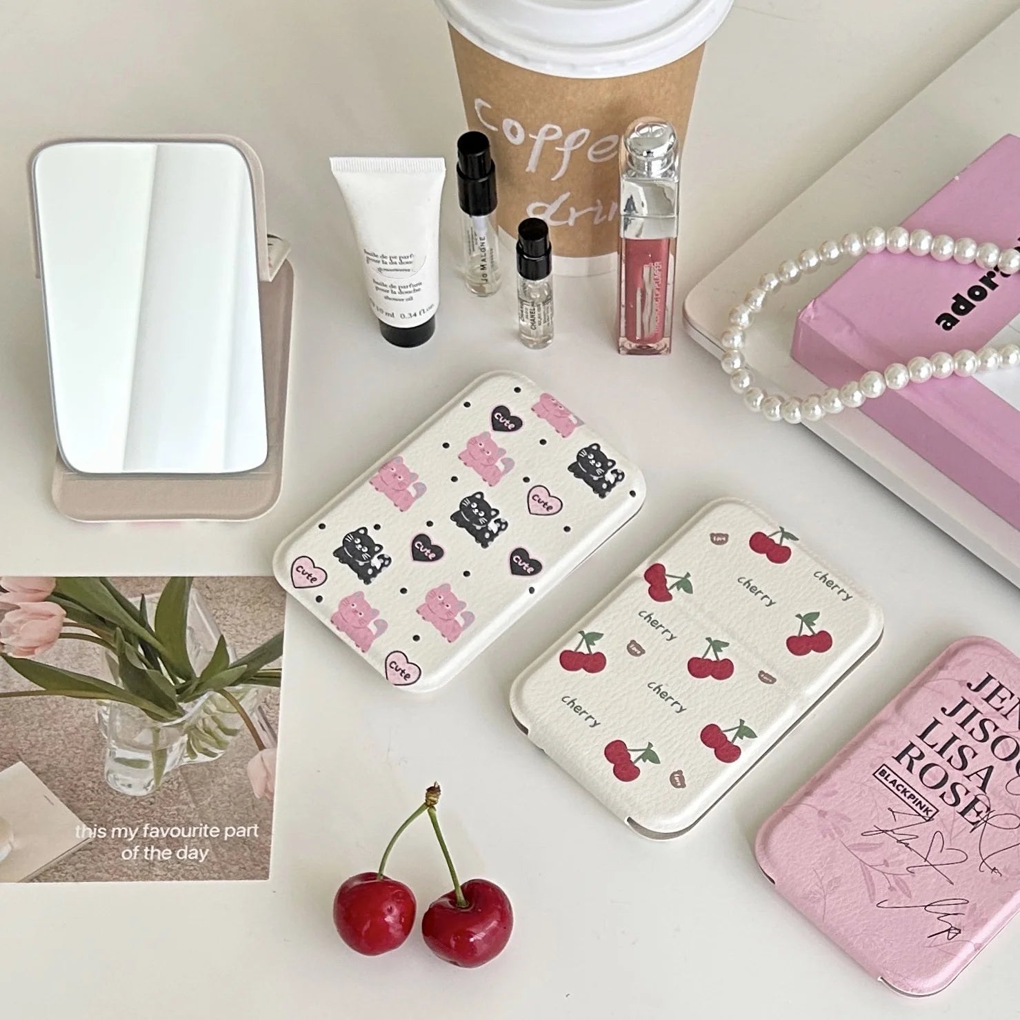 Folding makeup mirror, mini portable mirror, cute handheld makeup mirror, portable desktop dressing mirror, a gift for girls