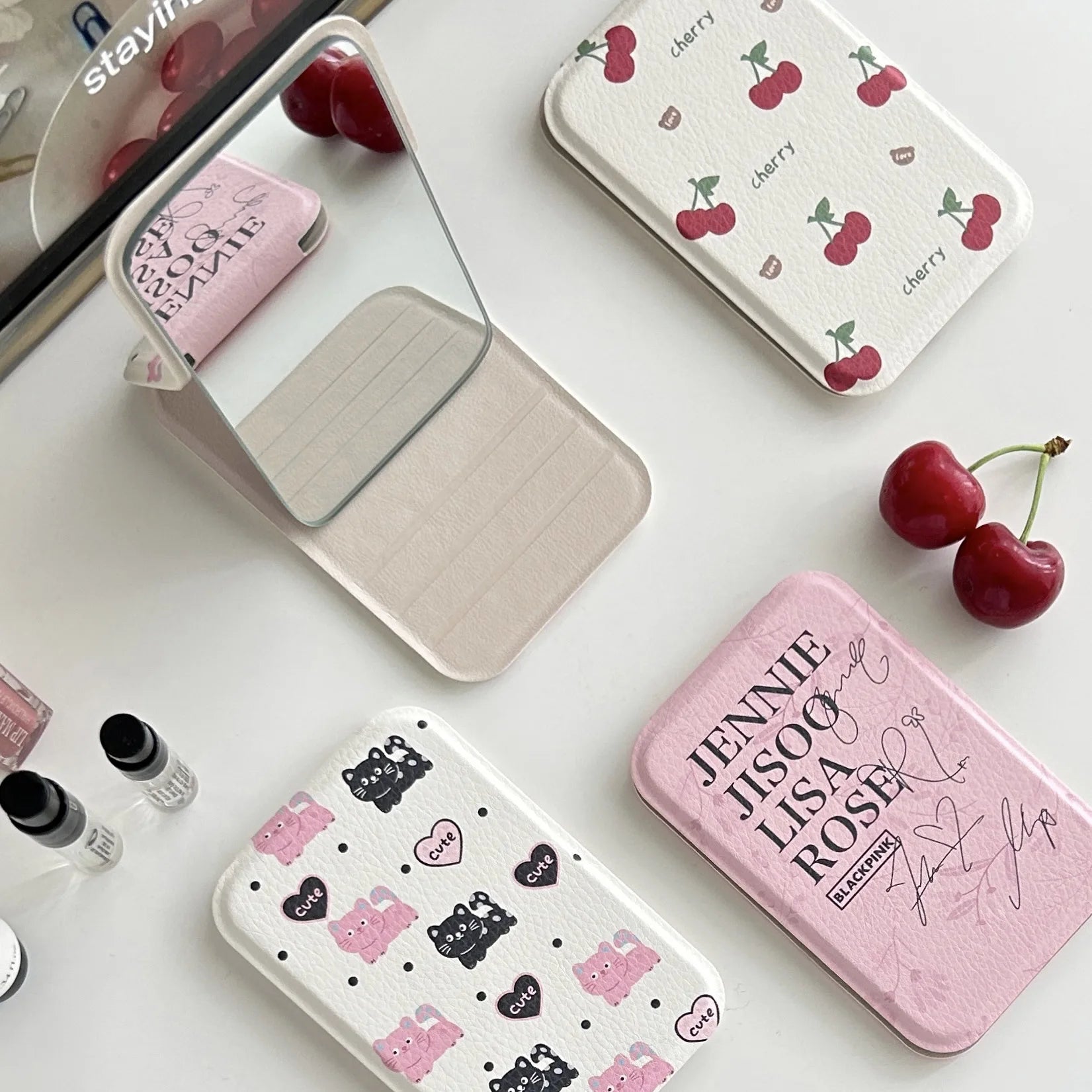 Folding makeup mirror, mini portable mirror, cute handheld makeup mirror, portable desktop dressing mirror, a gift for girls