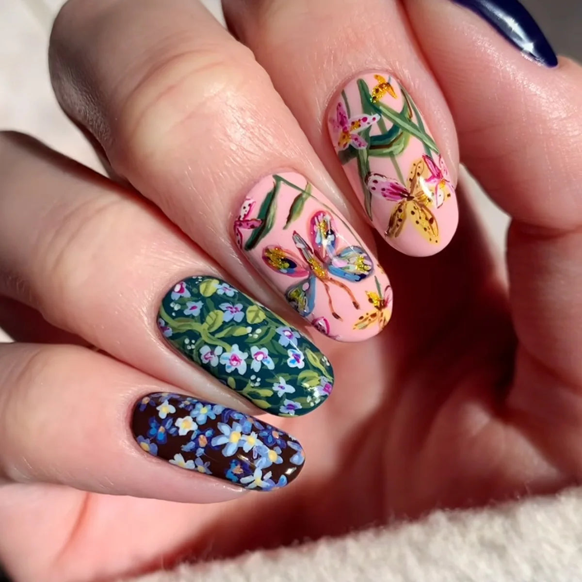 24pcs Glossy Almond False Nails Dark Green Forest Mushroom Pattern Press On Nails Gold Sequins French Style Wearable Fake Nail